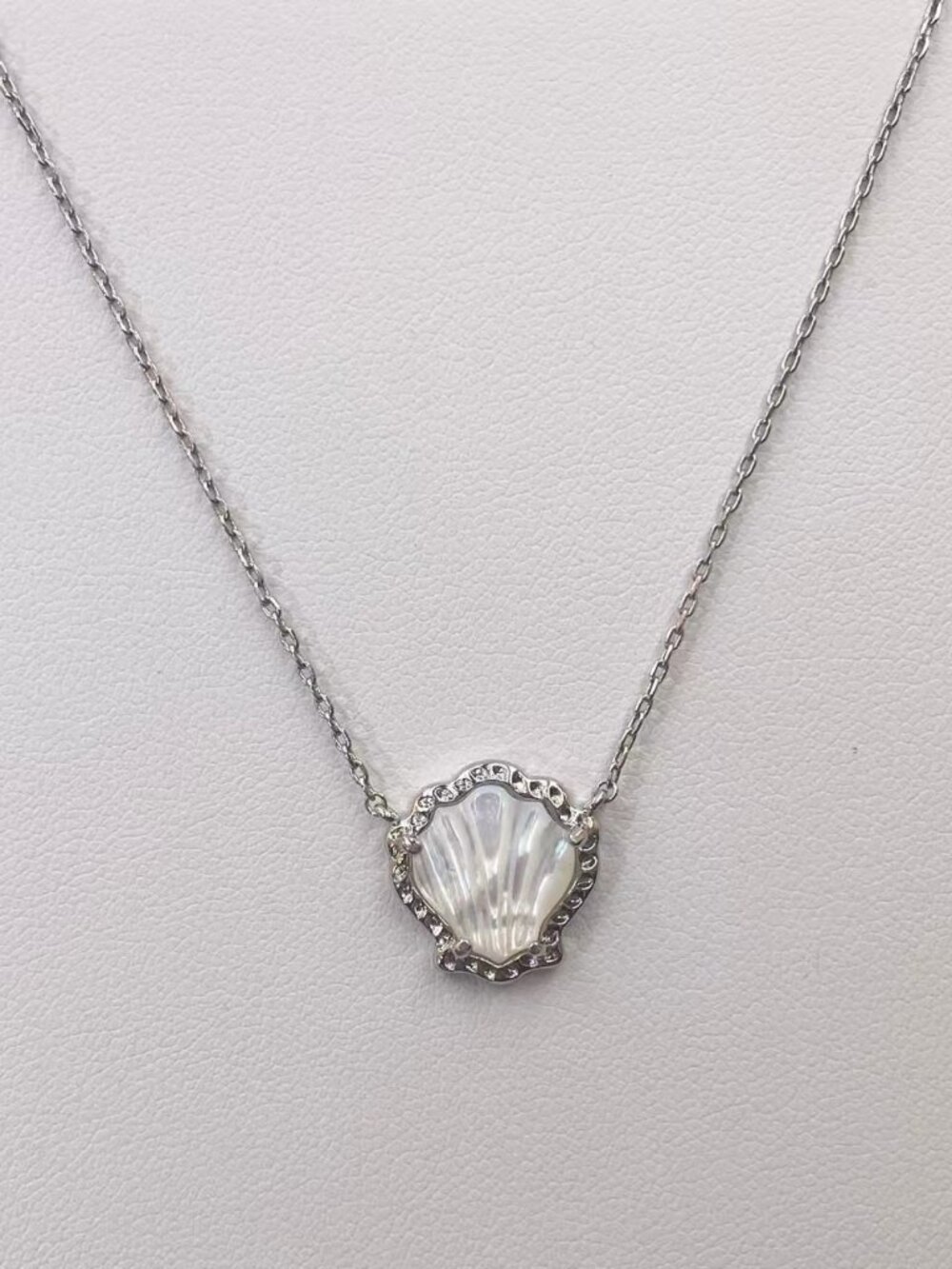 Kendra Scott Brynne Shell Gold Short Pendant Necklace